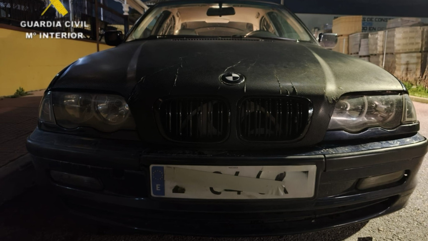 El vehículo tras sufrir una salida de vía durante la persecución