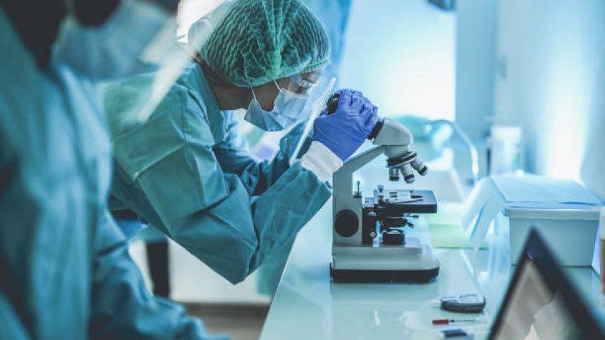 Investigadora en el laboratorio