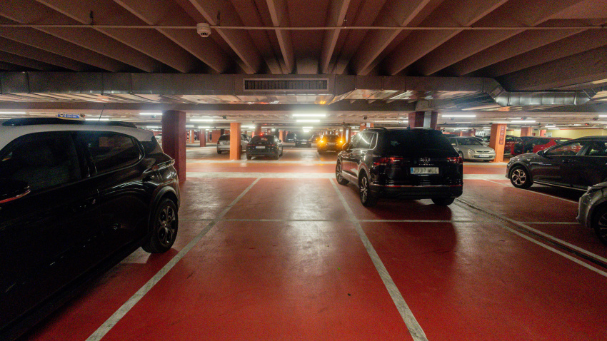 Varios coches en un aparcamiento de Plaza de España