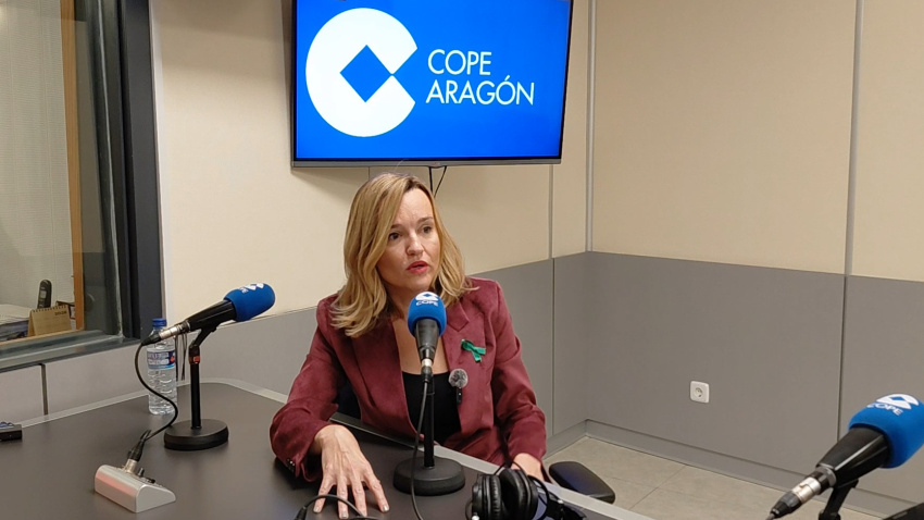 Pilar Alegría en los estudios de COPE Zaragoza en un momento de la entrevista.