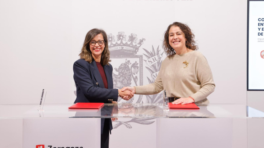 La consejera de Políticas Sociales, Marián Orós; y la presidenta del COFZ, Raquel García