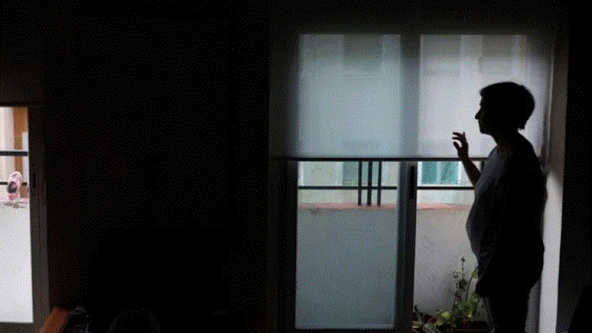 Una mujer observa por la ventana. | EFE/Juan Carlos Hidalgo