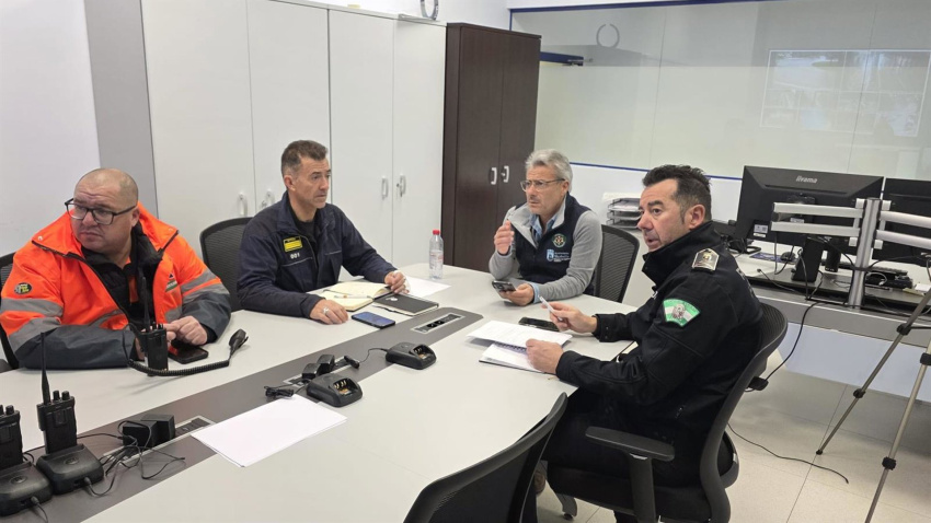El concejal de Seguridad de Marbella, José Eduardo Díaz, en reunión por alertas de lluvias.