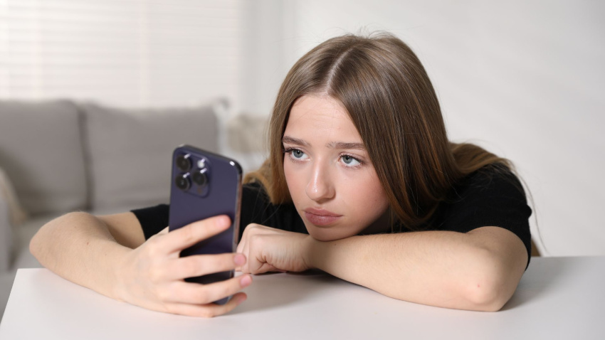 Chica joven utilizando su teléfono móvil