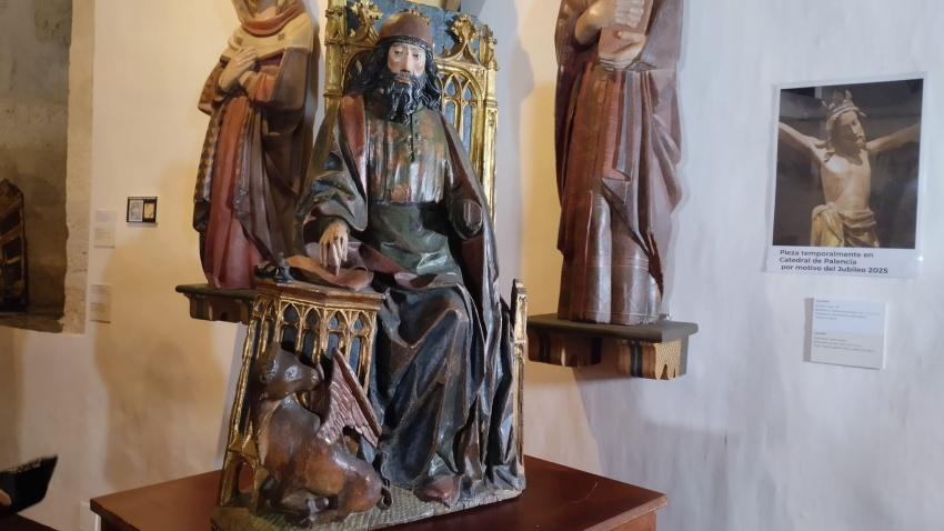 Recepción en Palencia de la talla del evangelista San Lucas, robada en Astudillo en 1979, recuperada en Italia, intervienen; el obispo Mikel Garciandía Goñi; Carlos González-Barandiaran y de Muller, Subdirector General de Registros y Documentación del Patrimonio Histórico; Miguel Sánchez Guerrero, General de Brigada. General Jefe de la Guardia Civil de la Zona de Castilla y León; y Domenico Menna, Teniente Coronel del Arma dei Carabinieri