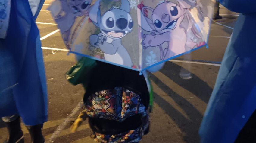 Menor con paraguas en el CEIP Wenceslao Fernández Flórez de A Coruña