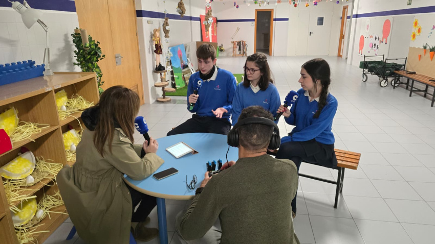 Pilar García Muñiz con los niños de Valladolid que participan en la Ciberliga