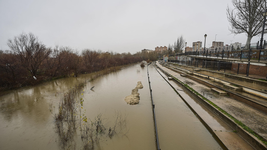 Vista del río Tajo que fluye este miércoles por la ciudad de Talavera de la Reina (Toledo) con un caudal de 300 metros cúbicos por segundo debido a las últimas precipitaciones y a los desembalses