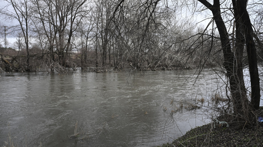 Vista del cauce del río Jarama, en nivel rojo en el tramo de Mejorada y San Fernando de Henares después de que la Confederación Hidrográfica del Tajo haya activado la alerta hidrológica por riesgo de desbordamiento en este punto