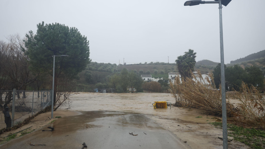 Carretera de acceso a Huerta de la Cueva cortada este miércoles como consecuencia del paso de la borrasca Leonardo por la provincia de Málaga