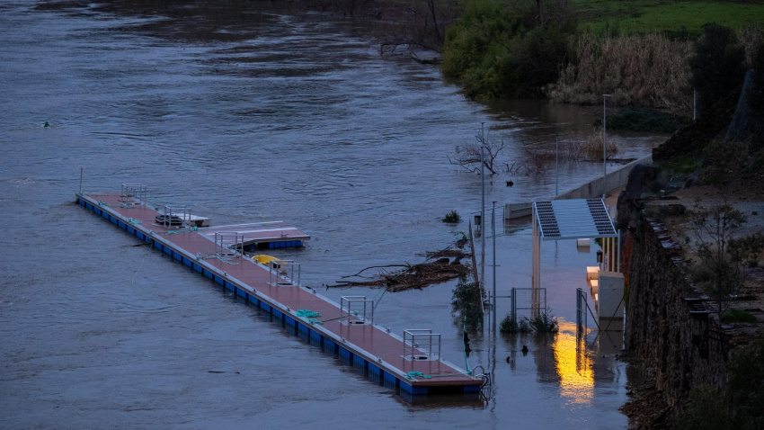 Se suelta el pantalán en Puerto de la Laja, en El Granado, debido a la crecida del río Guadiana por el paso de la borrasca Leonardo