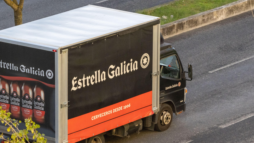 Camión de Estrella Galicia transportando cerveza en una calle de la ciudad