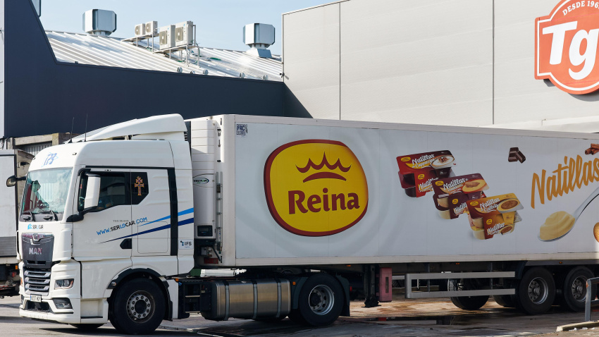 Tráiler con publicidad de la empresa Reina
