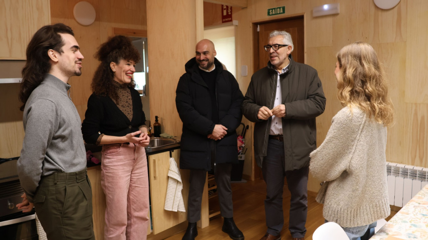 Mauricio Repetto y Miguel Fernández en el Coliving de O Carme con los tres artistas becados