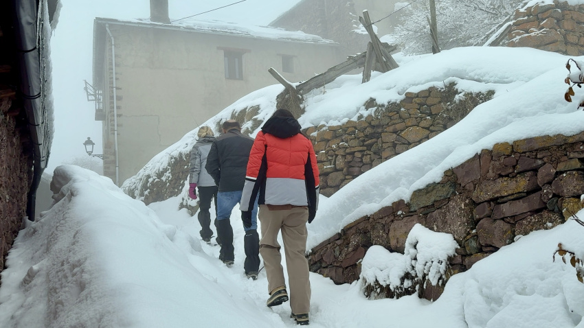 La rutina diaria de Clàudia y Albert se ha transformado en una lucha constante contra la nieve.