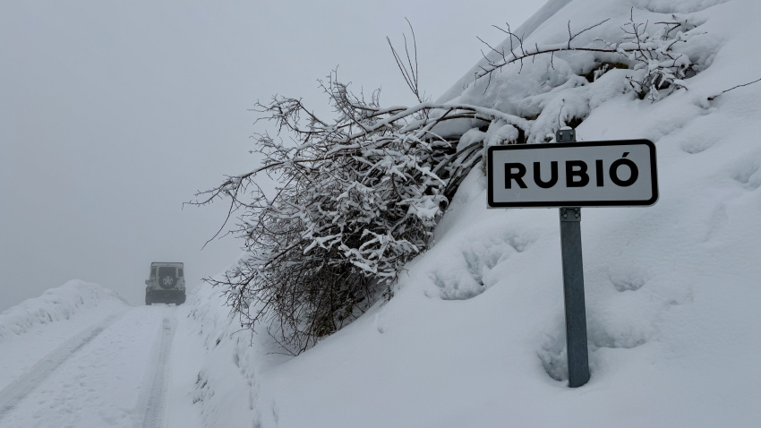 Los vecinos se quejan de que las máquinas quitanieves que operan en la cercana carretera N-260, a la altura del puerto del Cantó, acumulan la nieve en los arcenes, tapando la entrada del pueblo.