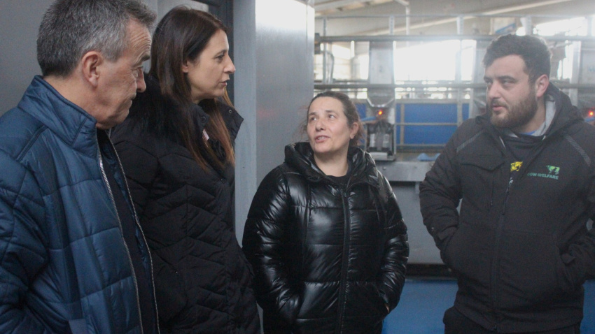 María José Gómez charla con los responsables de la SAT Os Penedos