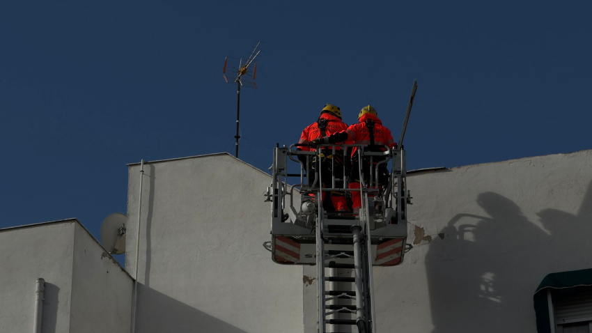 Los bomberos de Mérida actúan de urgencia para asegurar cornisas en riesgo de caída