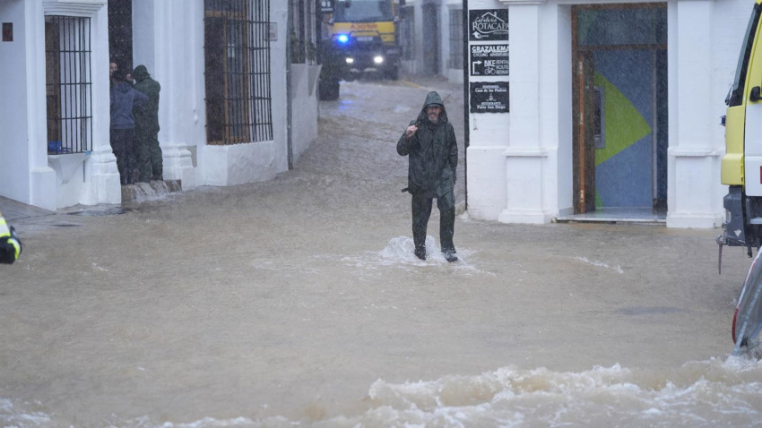 Calle convertida en río en Grazalema tras el paso de la borrasca Leonardo