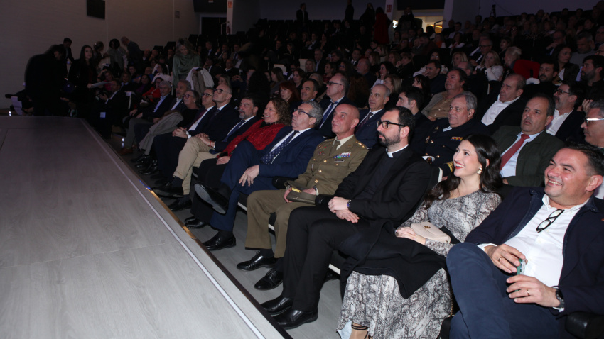 El presidente de la Federació de Fogueres, David Olivares, y la Bellea del Foc, Adriana Vico, en primer término, durante la gala.