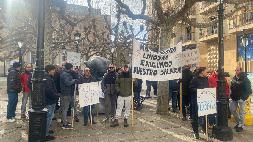 Los trabajadores de Losán en Soria han protagonizado una nueva concentración para exigir soluciones inmediatas para una plantilla que acumula cuatro nóminas sin cobrar