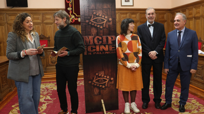 Salón de Plenos. La alcaldesa de Palencia, Miriam Andrés; el concejal de Identidad Cultural, Turismo y Fiestas, Francisco Fernández, junto a patrocinadores y organizadores, participan en la presentación del programa de actividades de la 35ª edición de la Muestra de Cine Internacional de Palencia