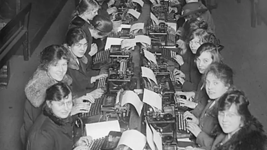 La imagen de ver a muchas mujeres a la vez tecleando era muy habitual