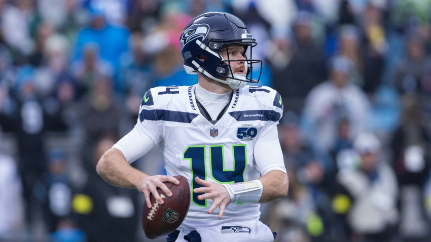 Sam Darnold quarterback de los Seattle Seahawks durante un partido
