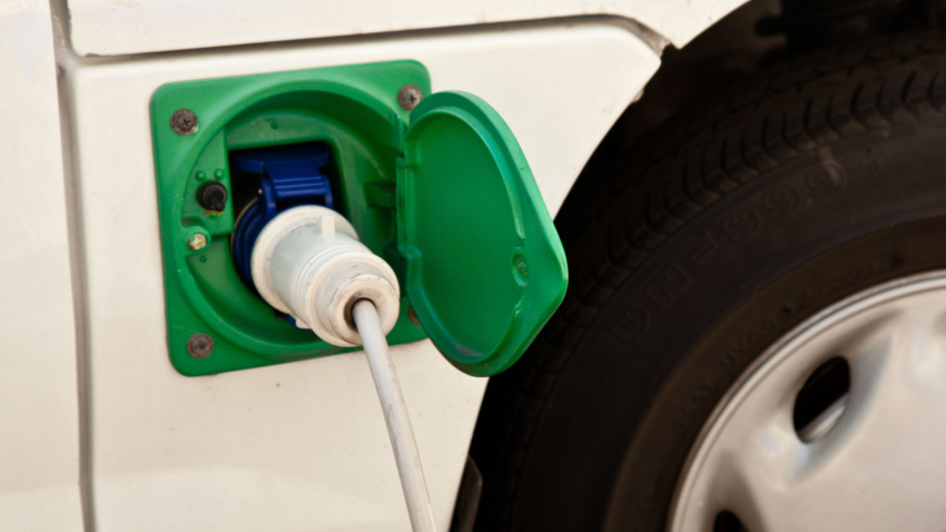 Punto de carga de un nuevo coche eléctrico híbrido que se recarga con electricidad