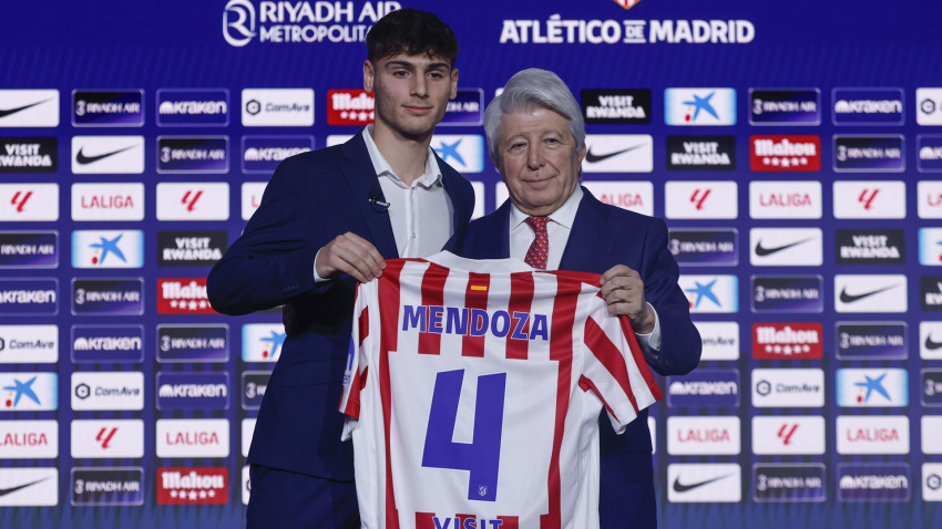 Rodrigo Mendoza posa con la camiseta del Atlético en su presentación