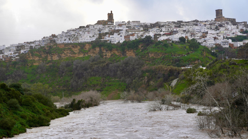 La presa de Arcos de la Frontera evacua agua este jueves al alcanzar su límite de capacidad, con motivo de las precipitaciones caídas en las últimas horas