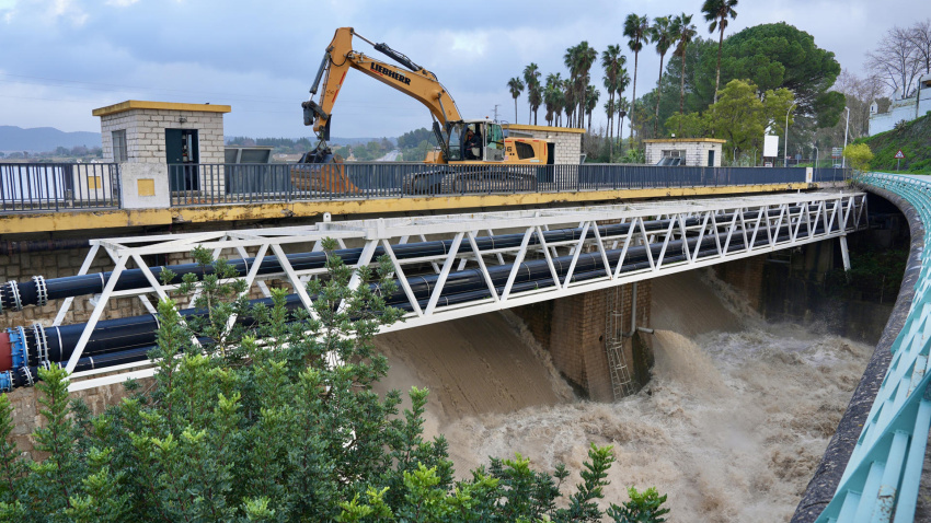 La presa de Arcos de la Frontera evacua agua este jueves al alcanzar su límite de capacidad