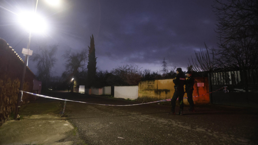 Efectivos de la Policía Nacional han desalojado a vecinos de una urbanización ante la crecida del río Guadalquivir para alejarlos de las zonas inundables