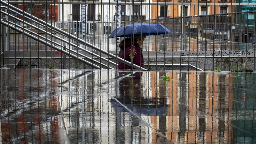 Una mujer camina bajo su paraguas este jueves en San Sebastián