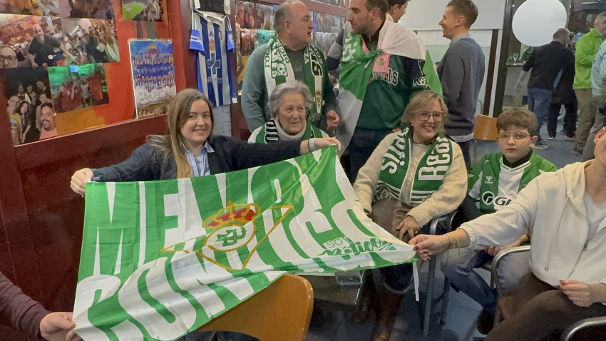 Aficionados del Real Betis en la sede la Peña Bética
