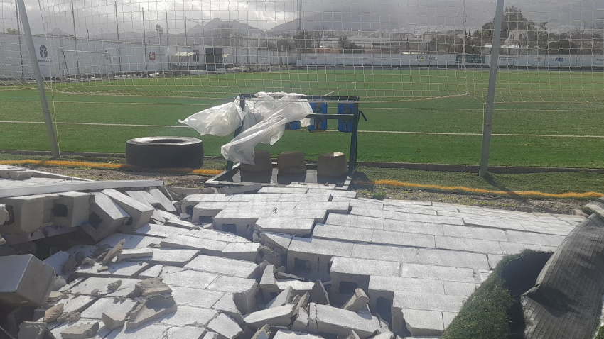 El muro perimetral de Las Lagunillas se ha venido abajo