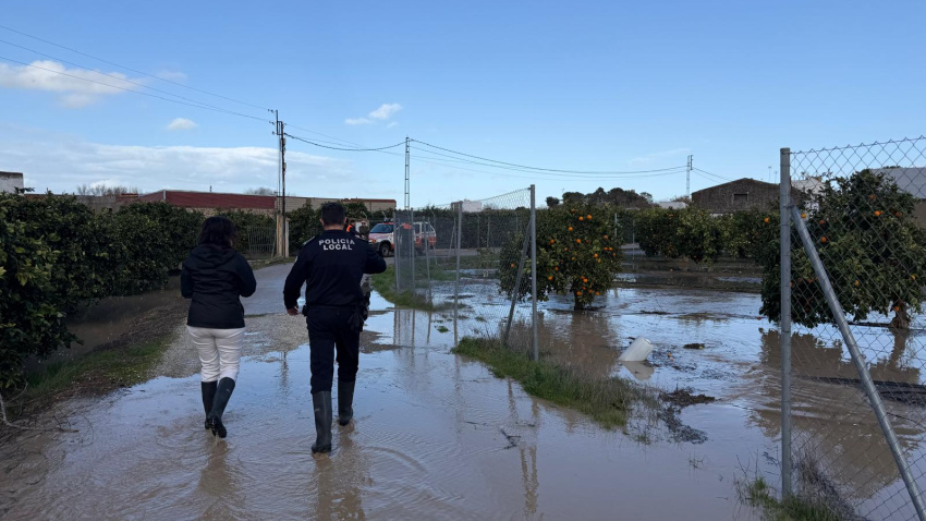 Matilde Estéo junto a un agente de la Policía Local