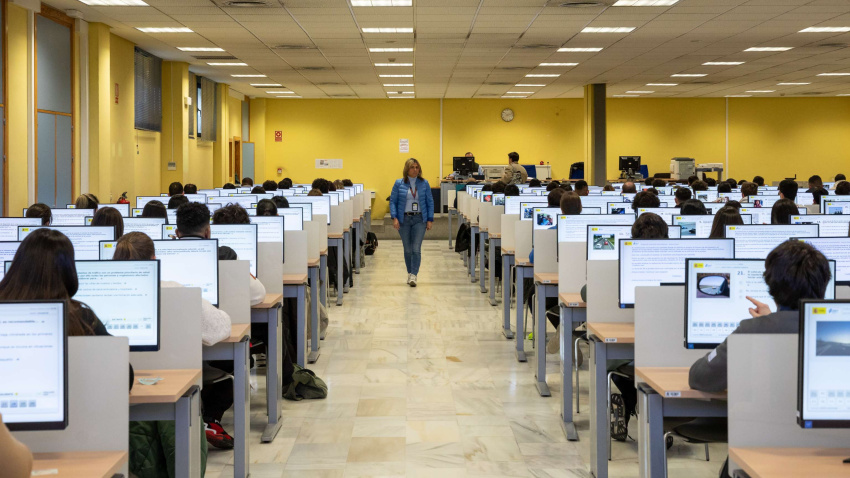 Imagen de alumnos realizando pruebas teóricas para conseguir el carnet de conducir