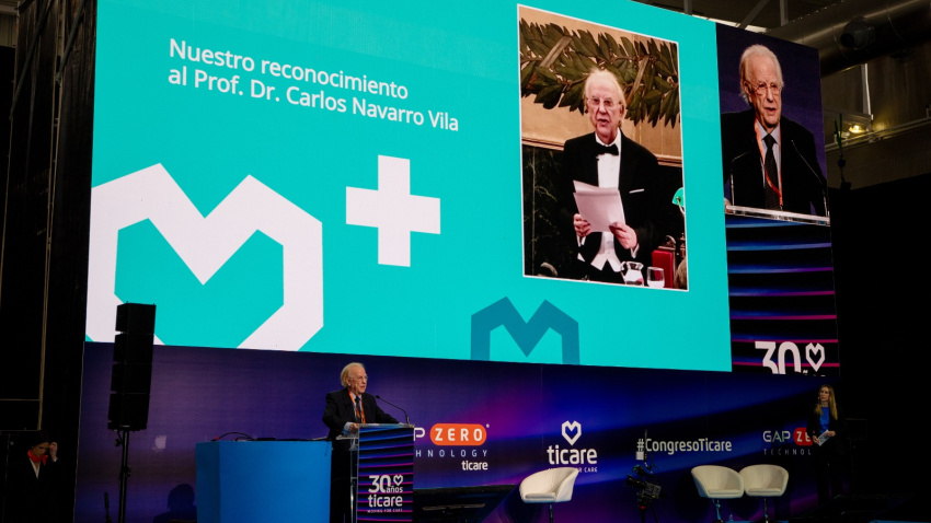 El profesor Doctor Carlos Navarro Vila recibe el primer premio de la Fundación Moving For Care por su contribución a la implantología en pacientes oncológicos