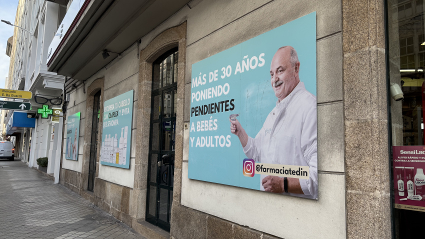 El lateral de la Farmacia Tedin de A Coruña, con la imagen de Cholo