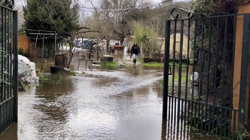 La crecida del río Jerte a su paso por Plasencia ha anegado las instalaciones del camping 'La Chopera'