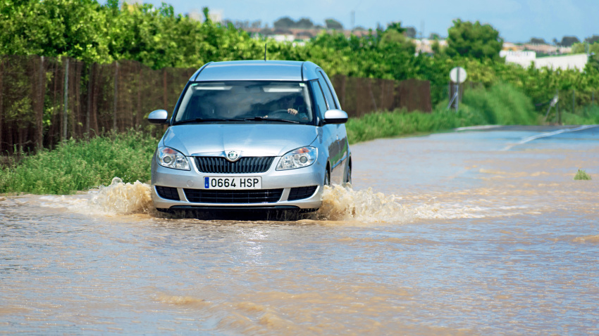 Coche circulando por las aguas de las inundaciones en España