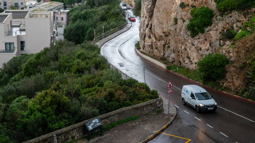 Un coche en una calle mojada que conduce a la montaña 'The Rock' en el territorio británico de ultramar de Gibraltar.