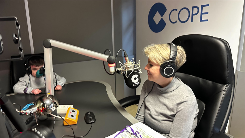 Lidia Soria y su hijo Leo charlando en "La Tarde" con Pilar García Muñiz