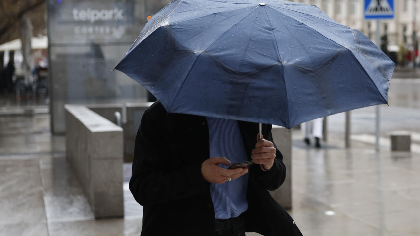 Un hombre se protege de la lluvia este viernes en Madrid