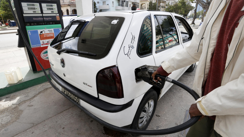 Una persona abastece su carro de combustible este viernes, en la Habana (Cuba)