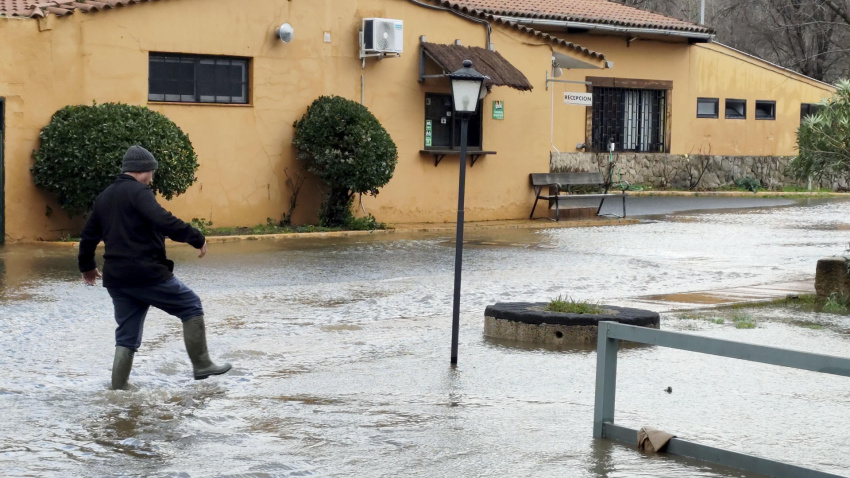La crecida del río Jerte a su paso por Plasencia ha anegado las instalaciones del camping 'La Chopera'