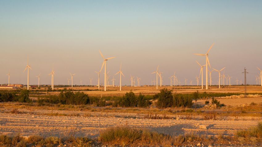 Parque eólico eléctrico con luz del atardecer en un paisaje árido, España