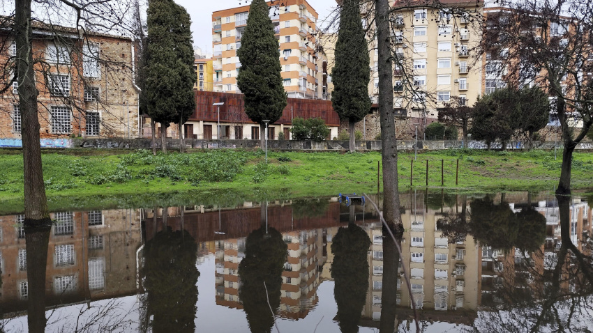 El aumento de caudal del río Jerte a su paso por la localidad cacereña de Plasencia