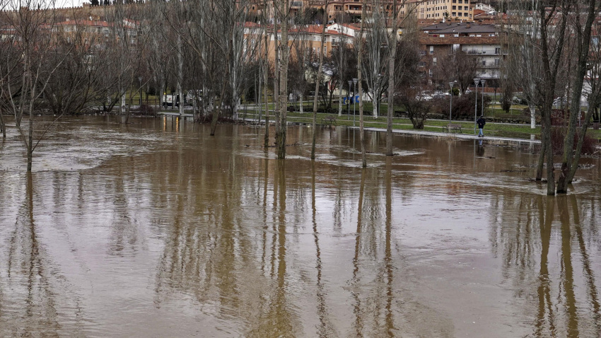 Vista de las zonas inundadas por el río Adaja a su paso por Ávila